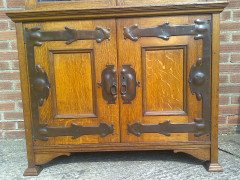 Shapland and Petter. An Arts and Crafts oak bookcase of superior quality with flaring cornice - Thumbnail 9