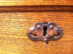 Shapland and Petter. An Arts and Crafts dressing table with heart cut-outs below the shelf - Thumbnail 8