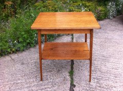 A good quality Arts and Crafts oak side table on square tapering legs united by a lower shelf - Thumbnail 2