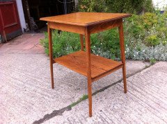 A good quality Arts and Crafts oak side table on square tapering legs united by a lower shelf - Thumbnail 3