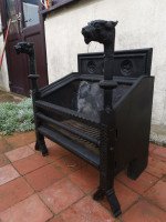 Hart Son & Peard, an English Aesthetic Movement Fire Grate with Dog Head Finials - Thumbnail 3