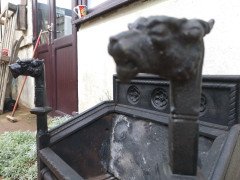 Hart Son & Peard, an English Aesthetic Movement Fire Grate with Dog Head Finials - Thumbnail 4