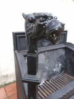Hart Son & Peard, an English Aesthetic Movement Fire Grate with Dog Head Finials - Thumbnail 5