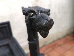 Hart Son & Peard, an English Aesthetic Movement Fire Grate with Dog Head Finials - Thumbnail 6