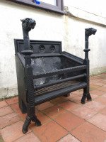 Hart Son & Peard, an English Aesthetic Movement Fire Grate with Dog Head Finials - Thumbnail 7
