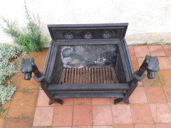 Hart Son & Peard, an English Aesthetic Movement Fire Grate with Dog Head Finials - Thumbnail 10
