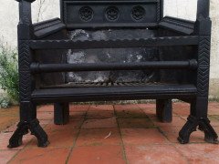 Hart Son & Peard, an English Aesthetic Movement Fire Grate with Dog Head Finials - Thumbnail 11