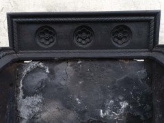 Hart Son & Peard, an English Aesthetic Movement Fire Grate with Dog Head Finials - Thumbnail 12