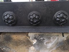 Hart Son & Peard, an English Aesthetic Movement Fire Grate with Dog Head Finials - Thumbnail 16
