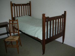 Liberty & Co., attributed. An Arts & Crafts Oak Bed with Stylized Floral Cut-Outs - Thumbnail 2