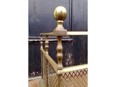 Good Quality Aesthetic Movement Brass Fire Fender with Turned Details & Finials - Thumbnail 3