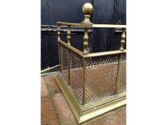 Good Quality Aesthetic Movement Brass Fire Fender with Turned Details & Finials - Thumbnail 4