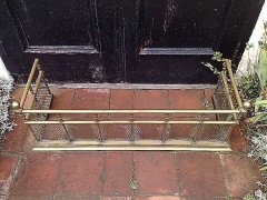 Good Quality Aesthetic Movement Brass Fire Fender with Turned Details & Finials - Thumbnail 2