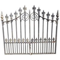 Pair of Mid to Late Victorian Cast Iron Gates with Fluer De Lys Finials - Thumbnail 1