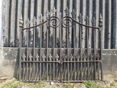Pair of Mid to Late Victorian Cast Iron Gates with Fluer De Lys Finials - Thumbnail 2