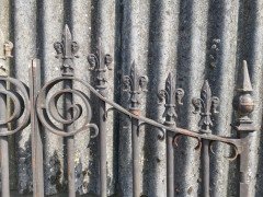 Pair of Mid to Late Victorian Cast Iron Gates with Fluer De Lys Finials - Thumbnail 3