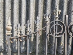 Pair of Mid to Late Victorian Cast Iron Gates with Fluer De Lys Finials - Thumbnail 6