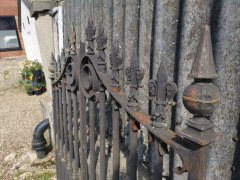Pair of Mid to Late Victorian Cast Iron Gates with Fluer De Lys Finials - Thumbnail 7