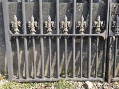 Pair of Mid to Late Victorian Cast Iron Gates with Fluer De Lys Finials - Thumbnail 8
