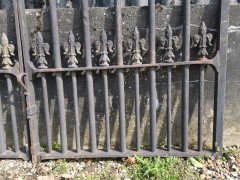 Pair of Mid to Late Victorian Cast Iron Gates with Fluer De Lys Finials - Thumbnail 9