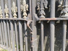 Pair of Mid to Late Victorian Cast Iron Gates with Fluer De Lys Finials - Thumbnail 10