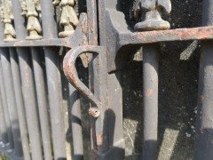 Pair of Mid to Late Victorian Cast Iron Gates with Fluer De Lys Finials - Thumbnail 11