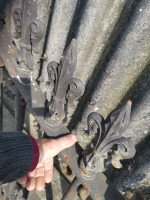 Pair of Mid to Late Victorian Cast Iron Gates with Fluer De Lys Finials - Thumbnail 12