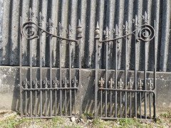 Pair of Mid to Late Victorian Cast Iron Gates with Fluer De Lys Finials - Thumbnail 13