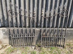 Pair of Mid to Late Victorian Cast Iron Gates with Fluer De Lys Finials - Thumbnail 14