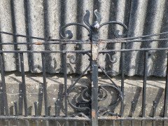 Pair of Arts & Crafts Hand Forged Iron Gates with Sweeping Top Rails - Thumbnail 5