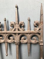 A Pair of Gothic Revival Cast Iron Gates with Acorn Finials & the Original Posts - Thumbnail 3