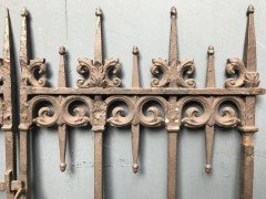 A Pair of Gothic Revival Cast Iron Gates with Acorn Finials & the Original Posts - Thumbnail 4