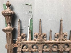 A Pair of Gothic Revival Cast Iron Gates with Acorn Finials & the Original Posts - Thumbnail 5