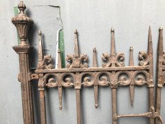 A Pair of Gothic Revival Cast Iron Gates with Acorn Finials & the Original Posts - Thumbnail 6