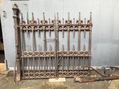 A Pair of Gothic Revival Cast Iron Gates with Acorn Finials & the Original Posts - Thumbnail 7