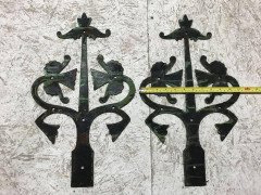 Gothic Revival – Pair of Cast Iron Hinges with Painted Green Finish (c.1875) - Thumbnail 3