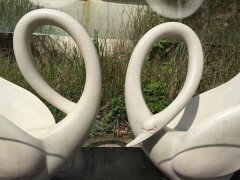 Rare Coffee Table by Maison Jansen with White Composite Swans with Glass Top - Thumbnail 9