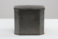 W a Perry an Arts & Crafts Hand Hammered Pewter Box with an Oval Turquoise Jewel - Thumbnail 4