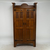 Shapland and Petter. A quality Glasgow style Arts and Crafts oak Hall cupboard - Thumbnail 1