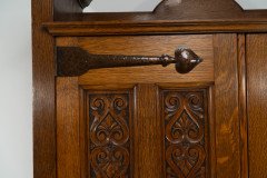 Shapland and Petter. A quality Glasgow style Arts and Crafts oak Hall cupboard - Thumbnail 5