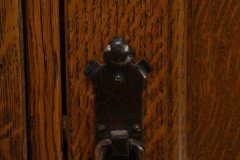 Shapland and Petter. A quality Glasgow style Arts and Crafts oak Hall cupboard - Thumbnail 7