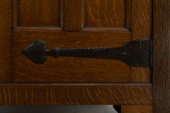 Shapland and Petter. A quality Glasgow style Arts and Crafts oak Hall cupboard - Thumbnail 10