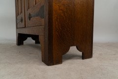 Shapland and Petter. A quality Glasgow style Arts and Crafts oak Hall cupboard - Thumbnail 25