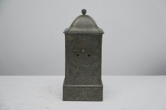 BGH, attributed. An Arts & Crafts Brass Mantel Clock with Stylised Floral Chasing - Thumbnail 2