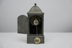 BGH, attributed. An Arts & Crafts Brass Mantel Clock with Stylised Floral Chasing - Thumbnail 9