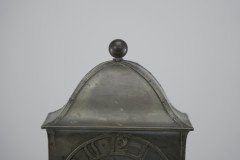 BGH, attributed. An Arts & Crafts Brass Mantel Clock with Stylised Floral Chasing - Thumbnail 5
