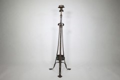 Jesson Birkett (attributed). An Arts and Crafts hand hammered copper standard floor lamp - Thumbnail 2