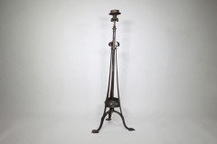 Jesson Birkett (attributed). An Arts and Crafts hand hammered copper standard floor lamp - Thumbnail 3