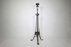 Jesson Birkett (attributed). An Arts and Crafts hand hammered copper standard floor lamp - Thumbnail 4