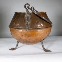 An Arts & Crafts Copper Coal Bucket with Stylized Heart Decoration - Thumbnail 8